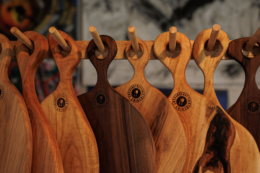 Să întâmpinăm un woodworker din Timișoara care sculptează obiecte funcționale cu efect estetic.